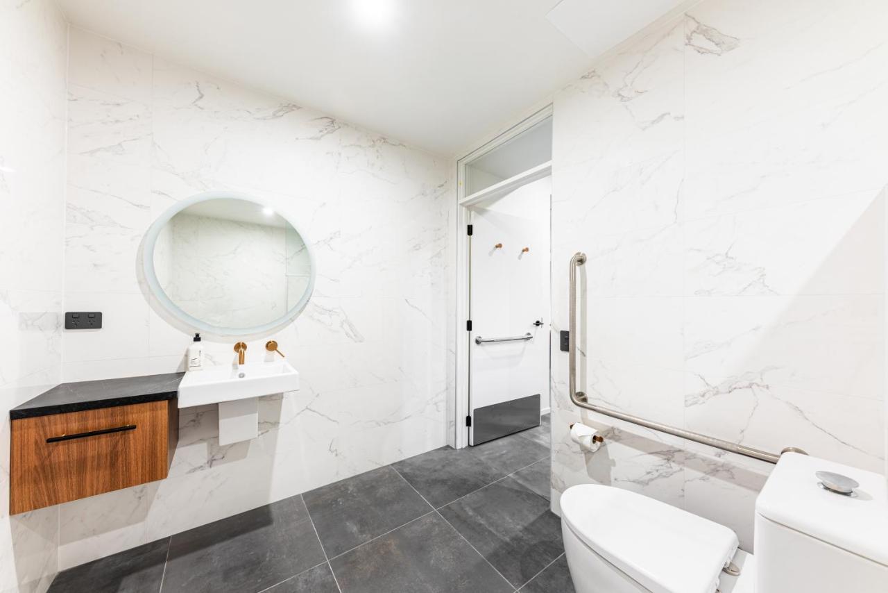 Galaxy Boutique Hotel Lake Tekapo Ngoại thất bức ảnh A modern bathroom