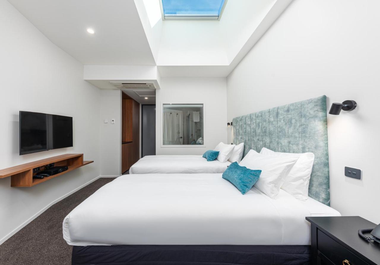 Galaxy Boutique Hotel Lake Tekapo Ngoại thất bức ảnh Skylight in a hotel room
