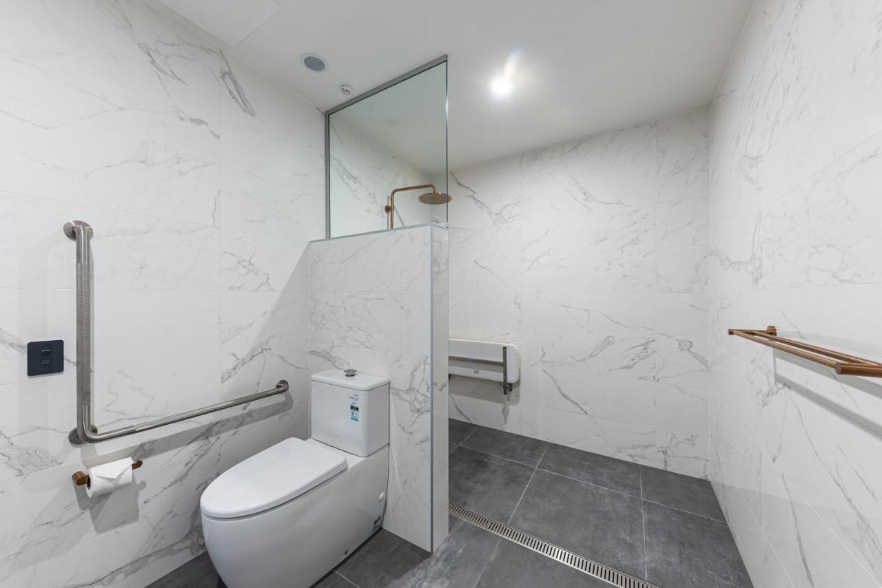 Galaxy Boutique Hotel Lake Tekapo Ngoại thất bức ảnh A wet room in a residential bathroom