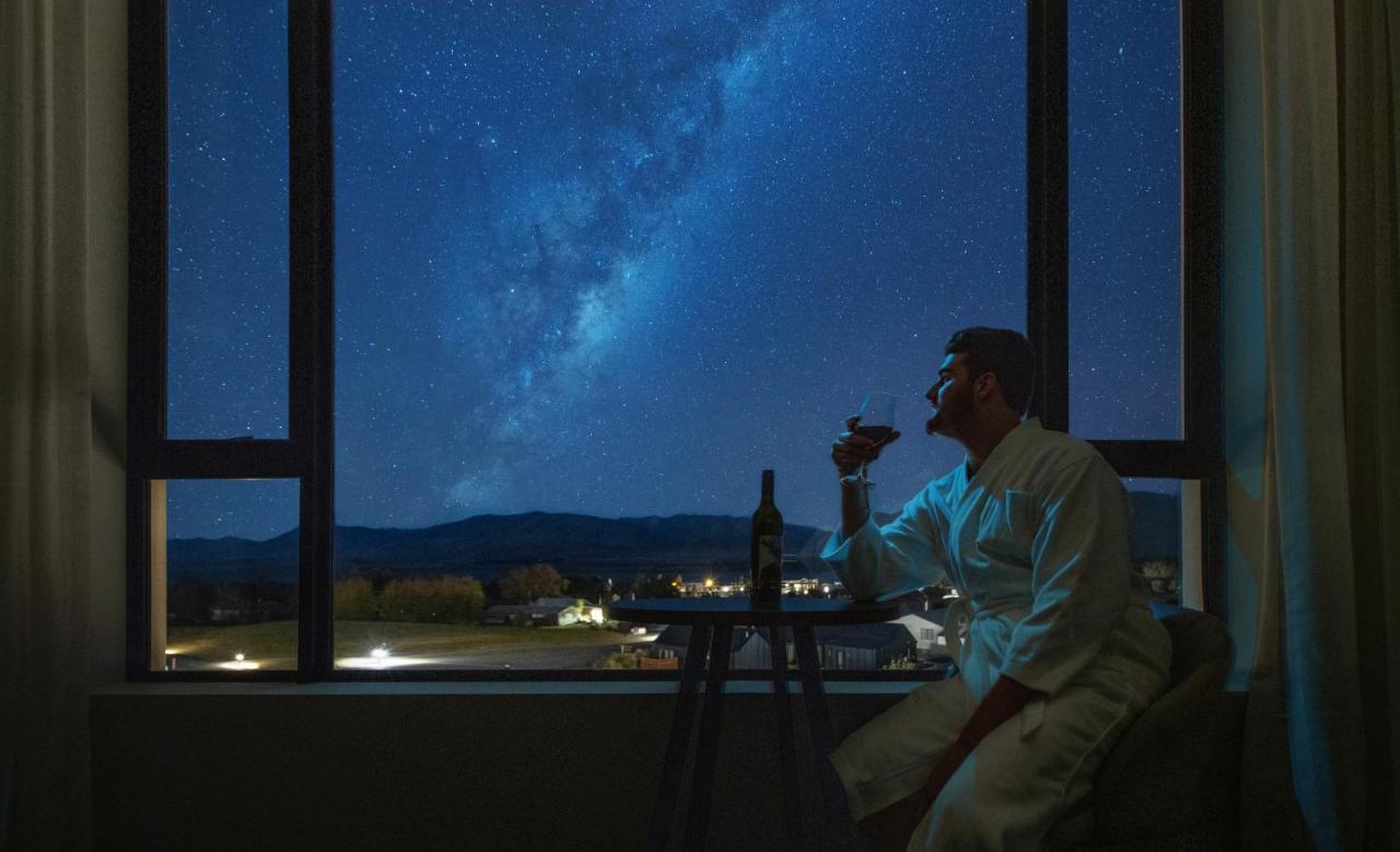 Galaxy Boutique Hotel Lake Tekapo Ngoại thất bức ảnh Milky Way over the town of Stargazing